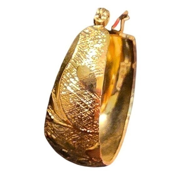 Diva 14K Gold Filled Pin Catch Hoop Earrings Etched Floral Textured Made in USA - Picture 4 of 6